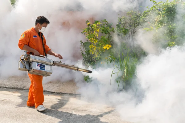 Mosquito de matar de rociado de Ddt nebulización — Foto de Stock