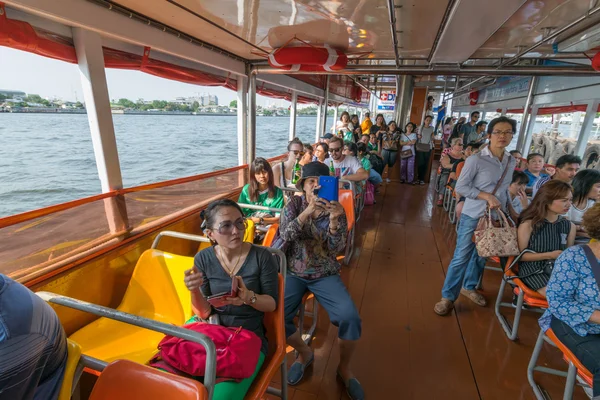 Boot reizen op de Chao Phraya rivier — Stockfoto