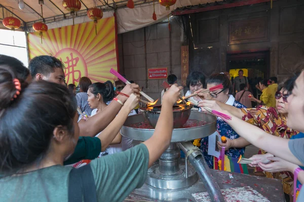 Les Thaïlandais prient dans le temple chinois — Photo