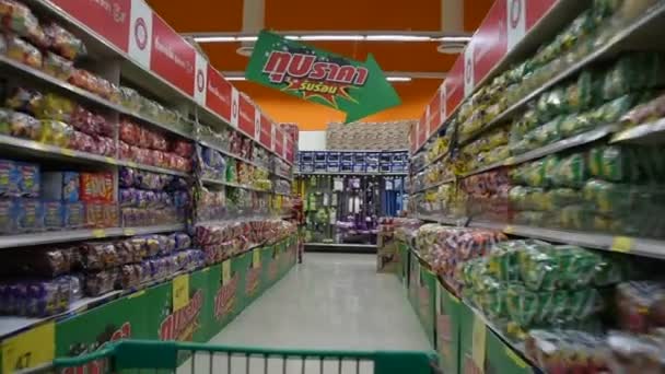 Carrito de compras en supermercado — Vídeo de stock