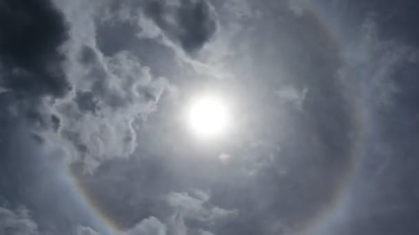 Soleil avec halo couronne arc-en-ciel et ciel bleu nuage, Timelapse 