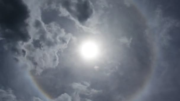 Sol con halo corona arco iris y cielo azul nube, Timelapse — Vídeo de stock