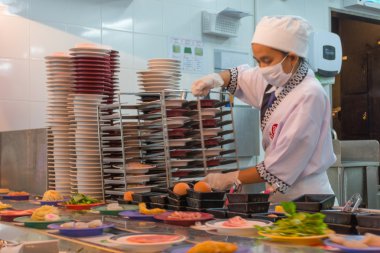 Mutfakta yemek yapmak.