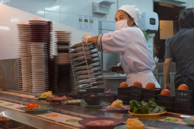 Mutfakta yemek yapmak.