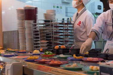 Mutfakta yemek yapmak.