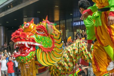 Dragon ve aslan dansı