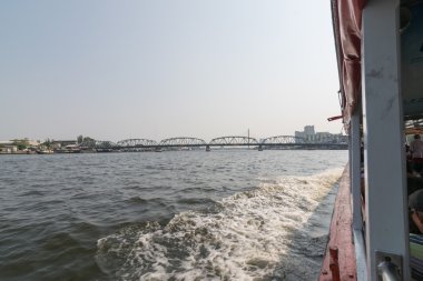 Chao Phraya Nehri üzerinde tekne seyahat