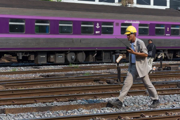 Controle op de locomotief voor het schakelen van de spoorlijn — Stockfoto