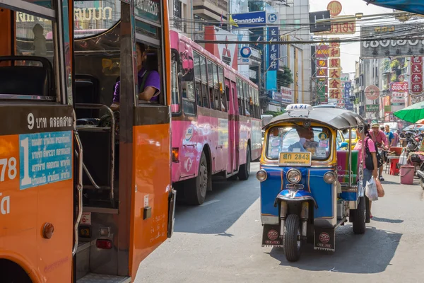 Thaise Tuktuk taxi en bus — Stockfoto