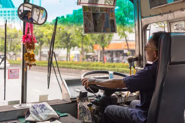 Buschauffeur rijdt bus in Bangkok — Stockfoto