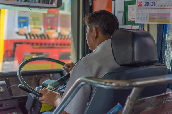 Autista guida autobus a Bangkok — Foto Stock