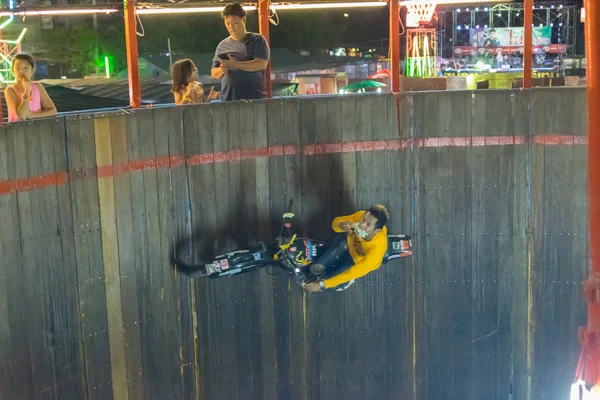 オートバイの上昇、円の壁を実行 — ストック写真