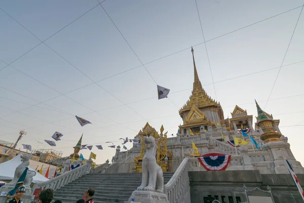Тайцы молятся за 6 марта уранус над городом — стоковое фото