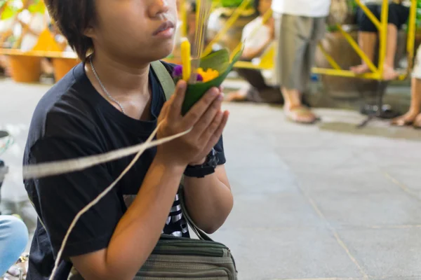 Thailänder beten für Uranus des 6. März über der Stadt — Stockfoto