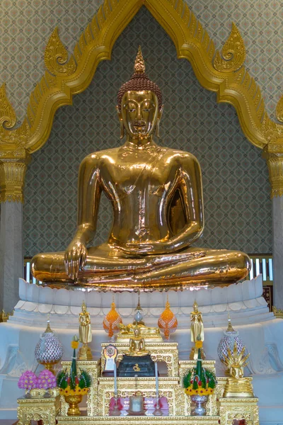 Estátua de buddha tailandesa, Wat Traimitr Withayaram — Fotografia de Stock