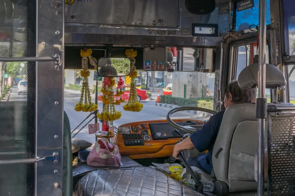 Motorista de ônibus dirige ônibus em Bancoc — Fotografia de Stock