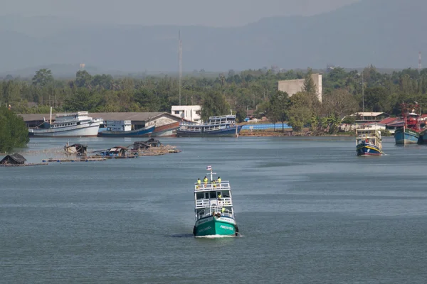 Bateau de pêche est à la pêche — Photo