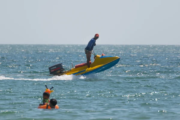 Veel mensen reizen op Laem Mae Phim — Stockfoto