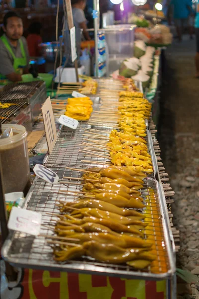Cibo di strada tailandese, frutti di mare calamari alla griglia — Foto Stock