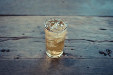 Bira bardağına buz ile