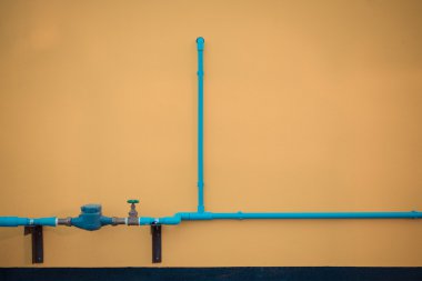 Minimalizm tarzı, mavi su tüp duvardaki Vanalı.