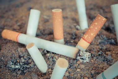 yanan Kül tablasında sigarayı