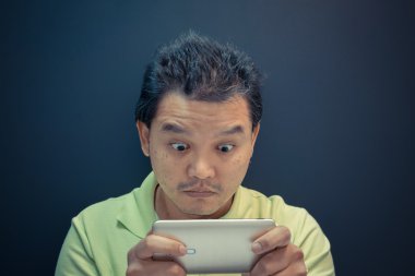 Adam akıllı telefon kullanarak sersem