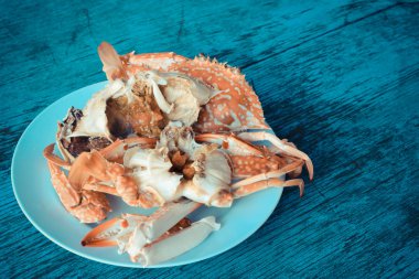 Buharda pişmiş Yengeç yemek mavi ahşap masa üzerinde