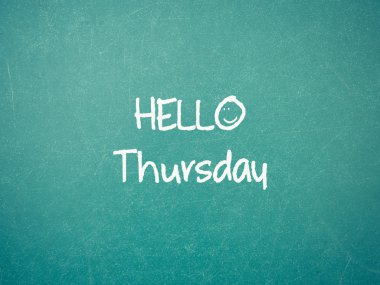 Yeşil yazı tahtası duvar doku bir sözcükle Merhaba Perşembe