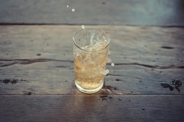 Cerveza untada con hielo en vidrio —  Fotos de Stock