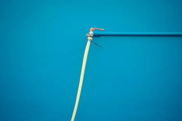 Estilo minimalismo, torneira e tubo na parede . — Fotografia de Stock