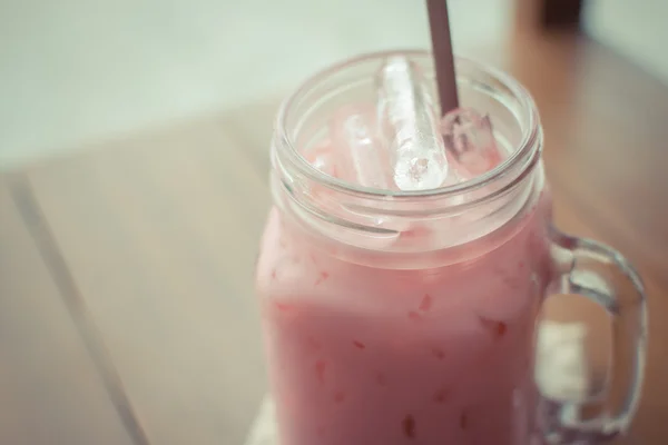 Leche rosa dulce bebida fría — Foto de Stock