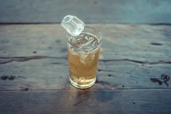 Cerveza con hielo en vidrio —  Fotos de Stock