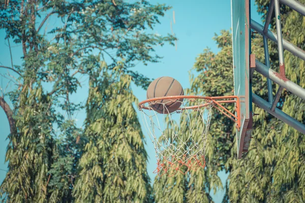 Basketbal hoepel in park — Stockfoto