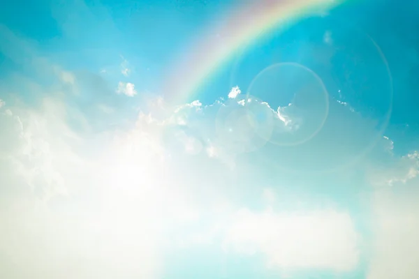 Natuur cloudscape met blauwe hemel en witte wolk met regenboog — Stockfoto