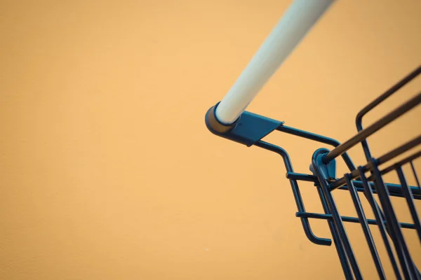 Estilo minimalismo, carrinho de compras e parede amarela . — Fotografia de Stock