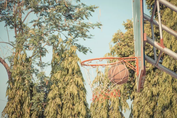 Баскетбольное кольцо в парке — стоковое фото