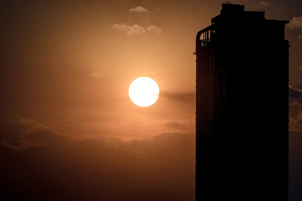 Восход солнца со зданием — стоковое фото