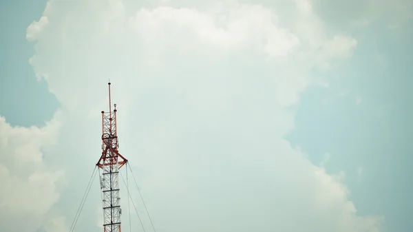 Torre de antena e céu azul — Fotografia de Stock