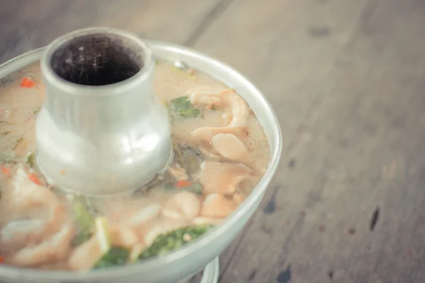 Tom yum (pikantna zupa) ryby i owoce morza — Zdjęcie stockowe