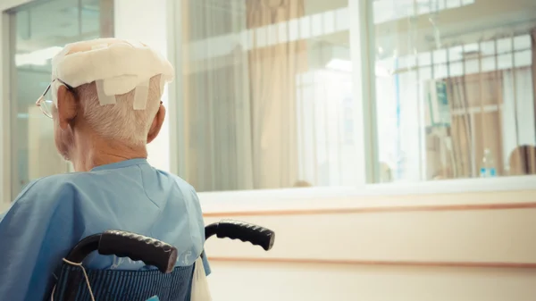 Pacientes com lesão na cabeça em cadeira de rodas — Fotografia de Stock