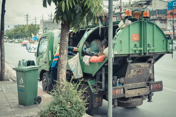 Ashman carga basura en un camión — Foto de Stock