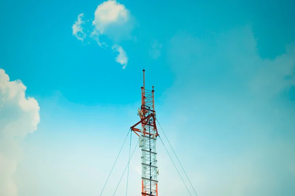 Antenn tower och blå himmel — Stockfoto