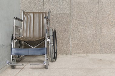 Hastanede boş tekerlekli sandalye