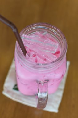 Pembe tatlı soğuk içecek süt