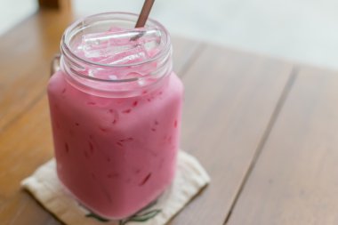 Pembe tatlı soğuk içecek süt