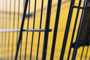 Minimalizm tarzı, alışveriş sepeti ve sarı duvar.