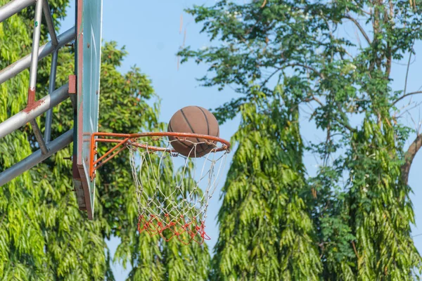 Баскетбольное кольцо в парке — стоковое фото