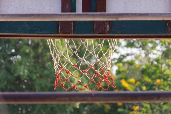 Basketbal hoepel in park — Stockfoto