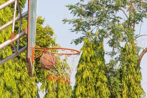 Basketbal hoepel in park — Stockfoto